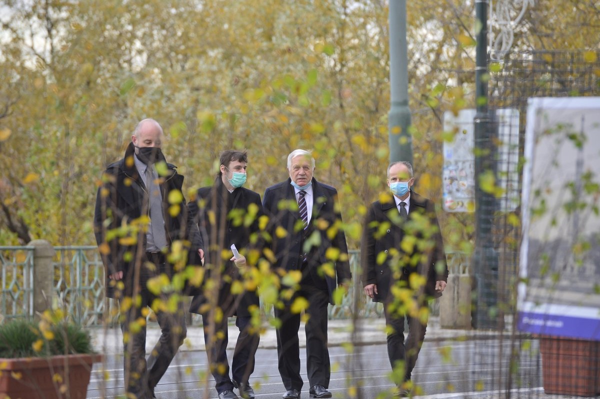 Exprezident Václav Klaus na Národní třídě 17. 11. 2020