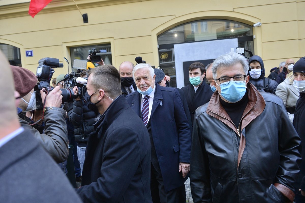 Exprezident Václav Klaus na Národní třídě 17. 11. 2020