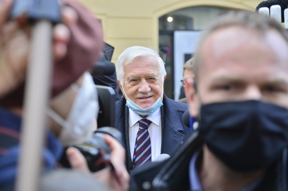 Exprezident Václav Klaus na Národní třídě 17. 11. 2020