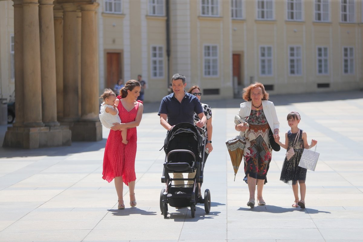 Rodina Václava Klause při příchodu na oslavu.