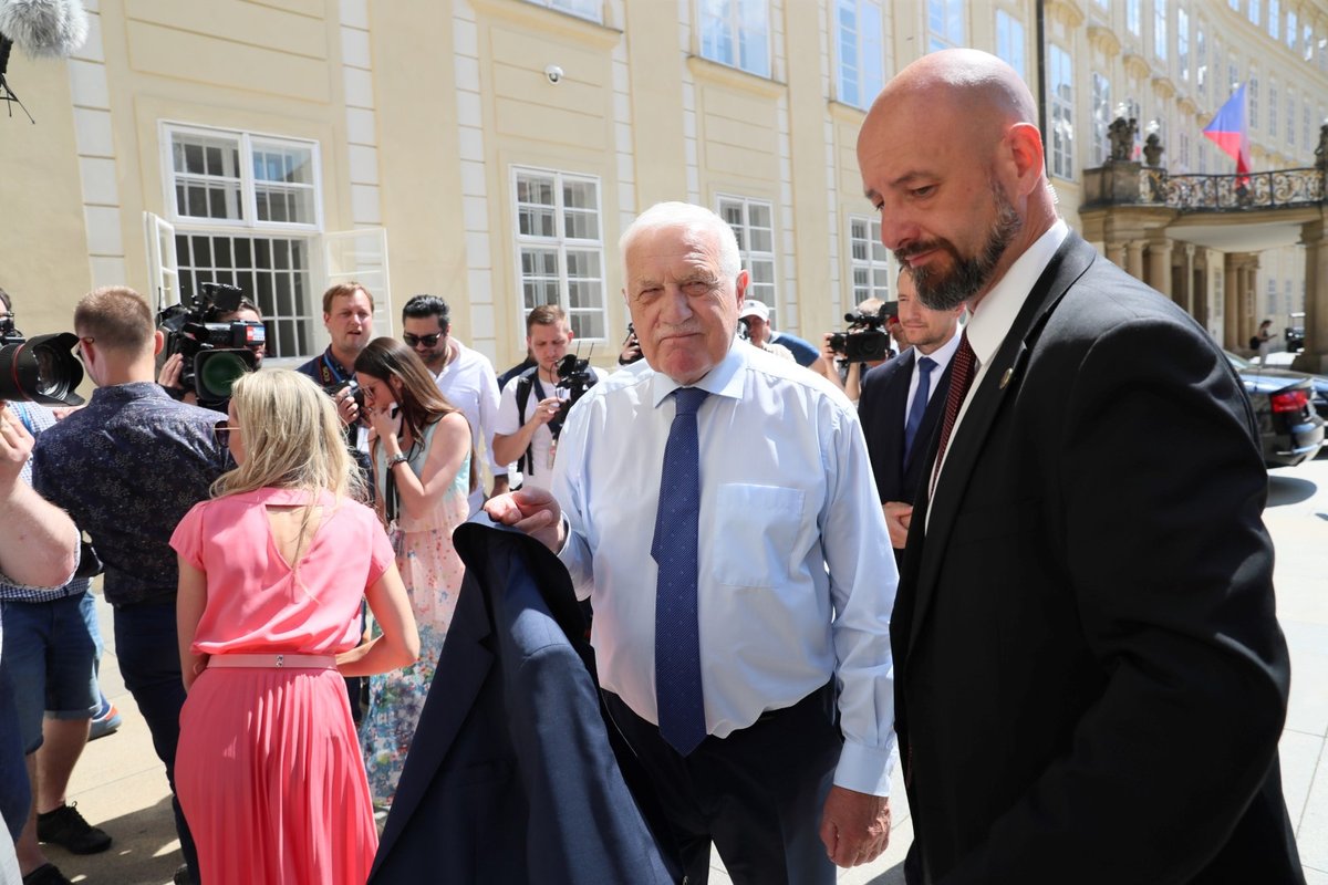 Václav Klaus při příchodu na svoji oslavu.