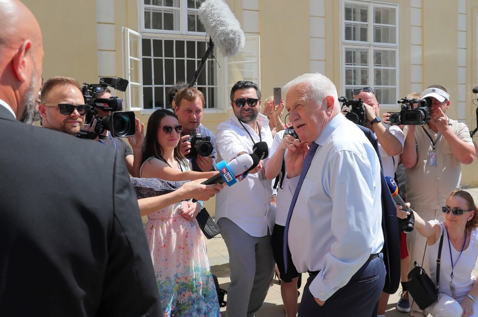 Václav Klaus při příchodu na svoji oslavu.