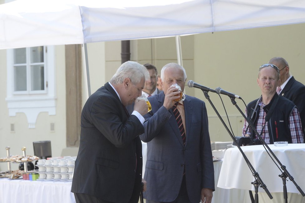 Oslava 73. narozenin Václava Klause: Miloš Zeman a Václav Klaus při přípitku malým pivem