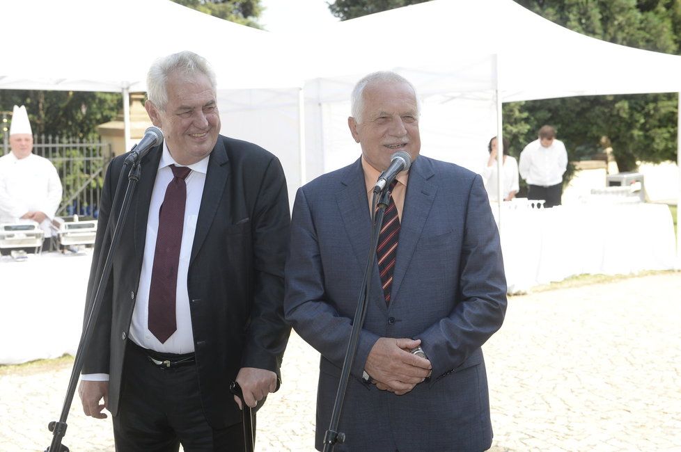 Václav Klaus a Miloš Zeman při oslavě na zámečku na Hanspaulce