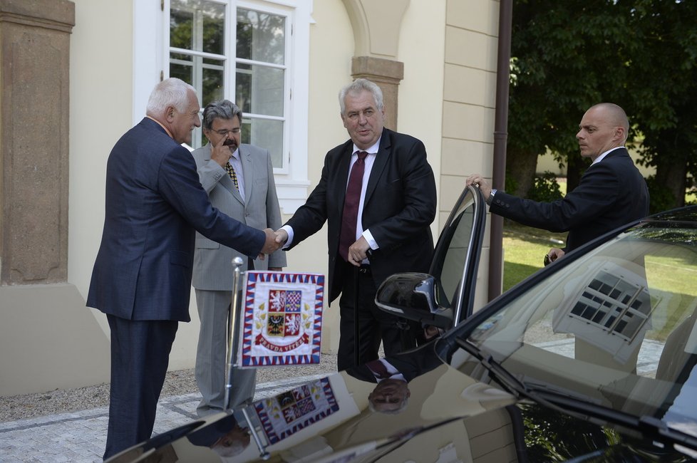 Exprezident Václav Klaus vítal na narozeninové oslavě současného prezidenta Miloše Zemana.