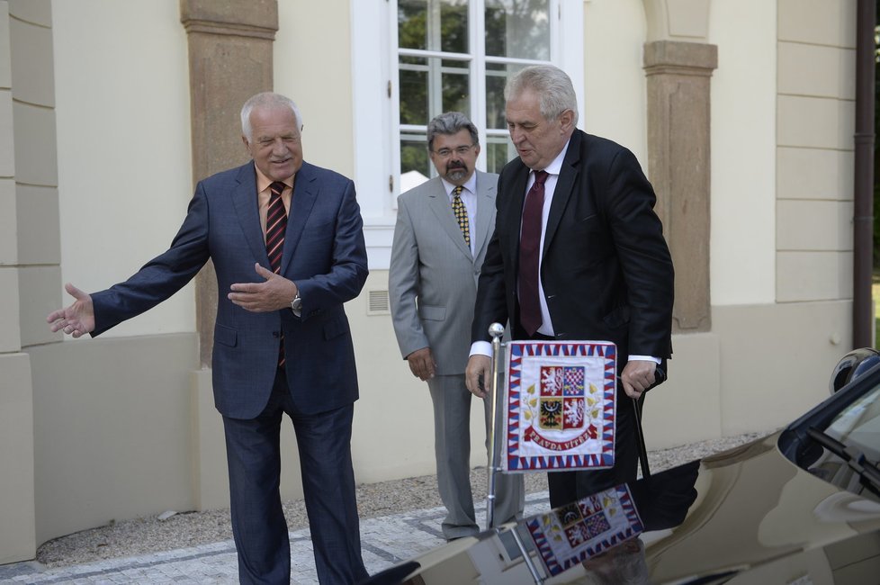 Račte dál: Miloš Zeman přijel na Hanspaulku na Klausovu oslavu bez manželky Ivany