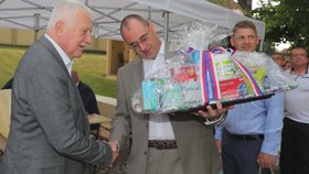Exposlanec Boris Šťastný přinesl exprezidentovi Klausovi na oslavu balík vitamínů a potravinových doplňků.