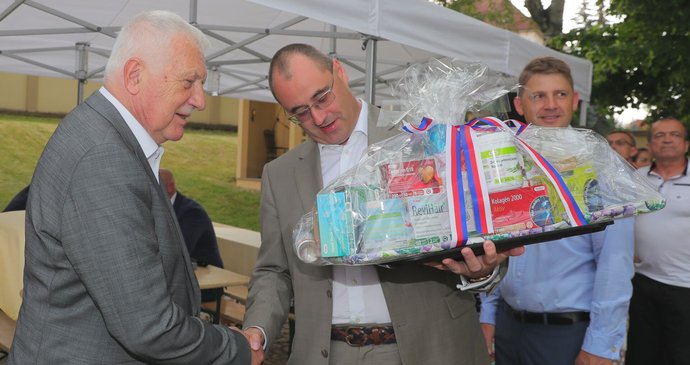 Exposlanec Boris Šťastný přinesl exprezidentovi Klausovi na oslavu balík vitamínů a potravinových doplňků.