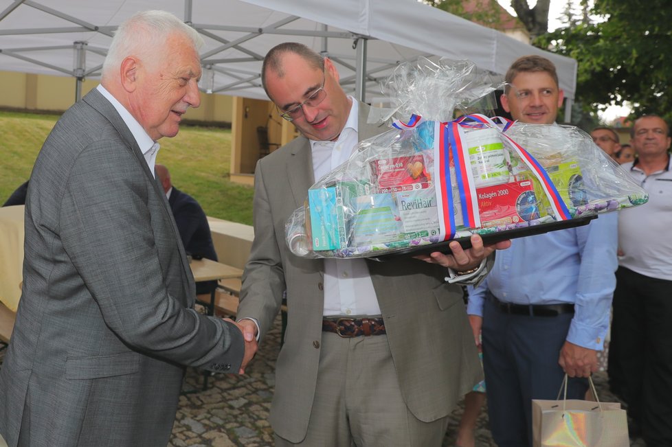 Exposlanec Boris Šťastný přinesl exprezidentu Klausovi na oslavu balík vitaminů a potravinových doplňků.