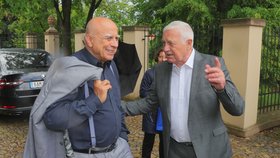 Oslavenec Václav Klaus na Hanspaulce s hudebníkem Ivanem Mládkem