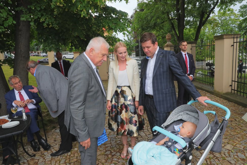 Klausovi přišel k narozeninám popřát i poslanec ODS Jan Skopeček. (19.6.2019)