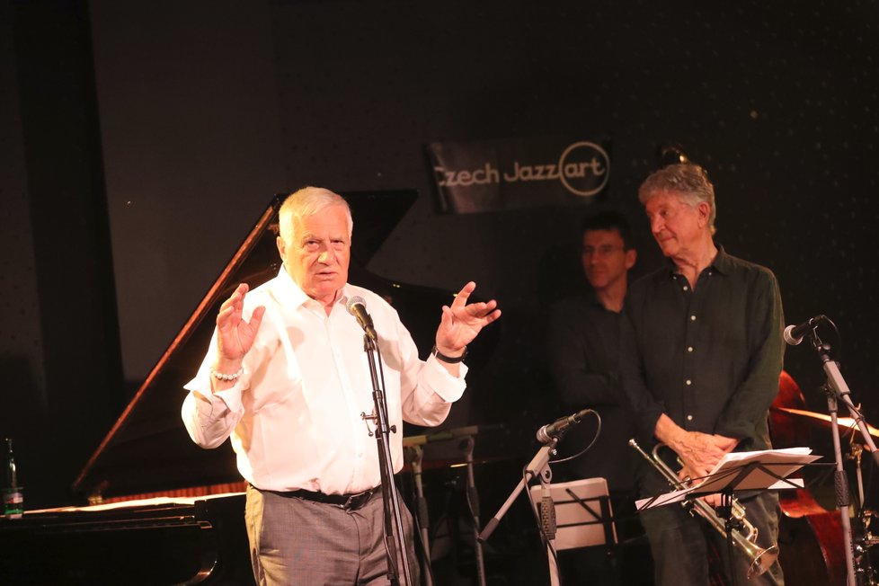 Oslavenec Klaus pozval hosty po zahradní party tradičně na jazzový koncert (20.06.2019)