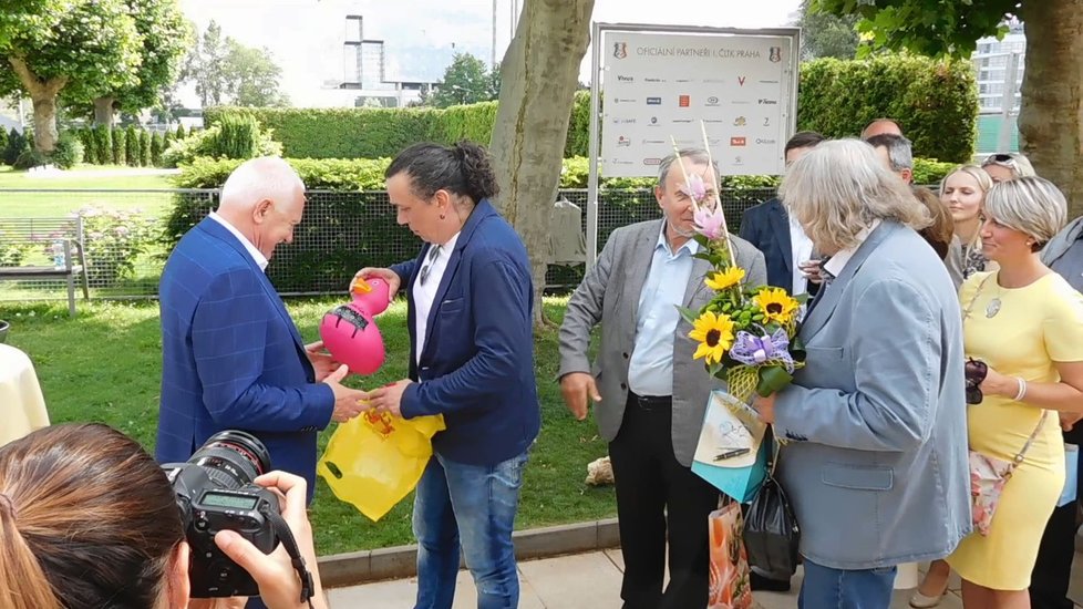 Bavič Richard Genzer překvapil Václava Klause, přinesl mu k narozeninám růžovou kachničku.