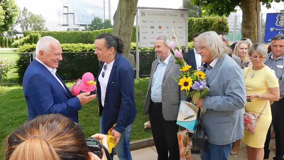 Bavič Richard Genzer překvapil Václava Klause, přinesl mu k narozeninám růžovou kachničku.