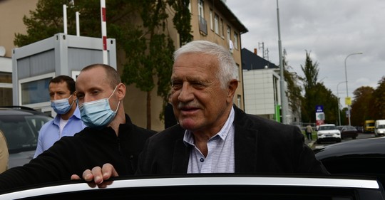 Václav Klaus odvolal Markétu Pekarovou Adamovou z parlamentu a vydal ji do Maďarska 