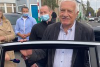 Václav Klaus (80) opustil nemocnici, tlak se mu zlepšil. Za Zemanem dorazila manželka s dcerou
