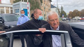 Václav Klaus opět opustil střešovickou nemocnici.