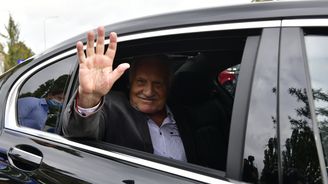 Václav Klaus míří z nemocnice rovnou do Institutu. Klidový režim prý dodržovat nebude