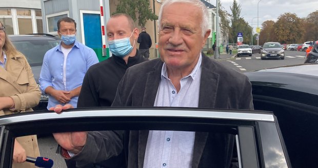 Václav Klaus (80) opustil nemocnici, tlak se mu zlepšil. Za Zemanem dorazila manželka s dcerou