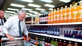 Václav Klaus v supermarketu Pronto v červnu 1998