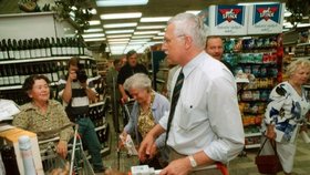 Václav Klaus v supermarketu Pronto v červnu 1998
