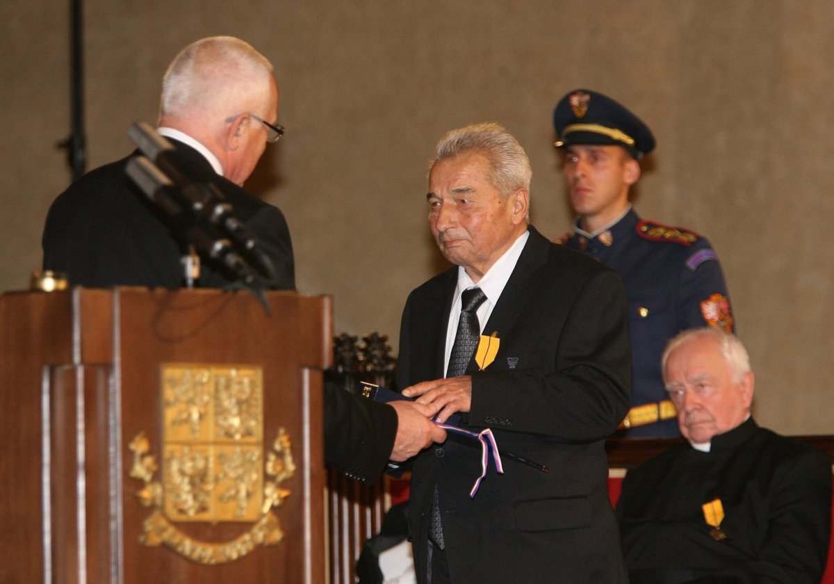 Raška bojoval s komunismem a od prezidenta Klause dostal loni v říjnu medaili Za zásluhy v oblasti sportu.