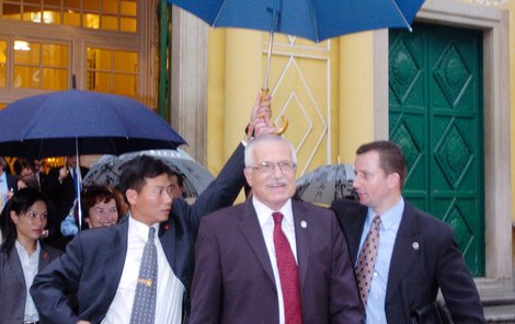 Ochranka či podrždeštníci? Takto se Klausův osobní strážce pral o paraple při prezidentově návštěvě v Číně v roce 2004 s čínským kolegou.