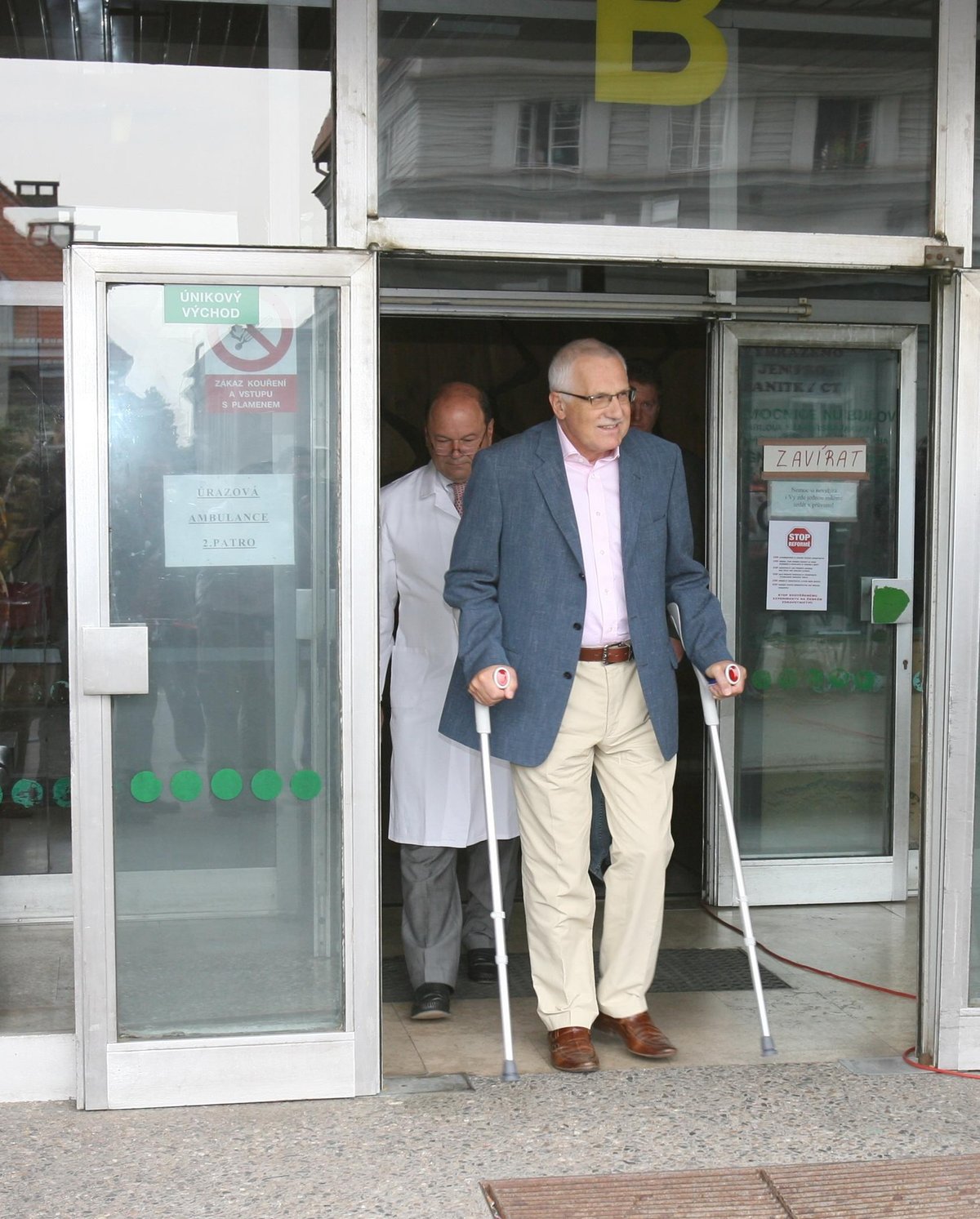 Prezdient Václav Klaus podstoupil v roce 2008 operaci kyčle, dostal totální endoprotézu.