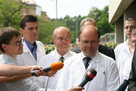 Prezident Václav Klaus podstoupil v roce 2008 operaci kyčle, dostal totální endoprotézu. Svěřil se do rukou prof. Pavla Dungla.
