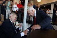 Oslavenec Klaus: Medaile, valaška a demižony! Přáli Zeman, Bohdalová či Nečas s ex
