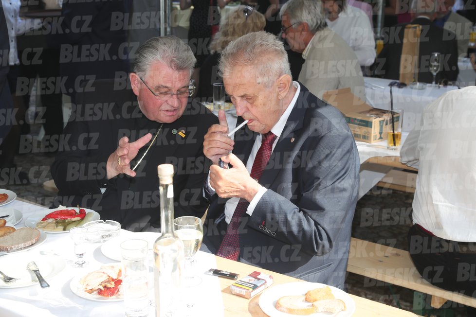 Oslava Klausových 77. narozenin: Prezident Zeman s kardinálem Dukou