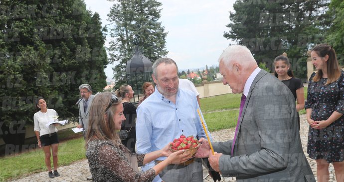 Oslava Klausových 77. narozenin: Václav Klaus mladší přišel popřát otci