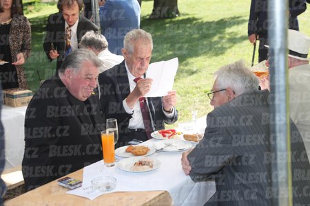 Miloš Zeman a Dominik Duka na oslavě 77. narozenin Václava Klause