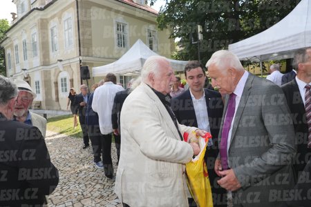 Václav Klaus a Milan Knížák s igelitkou při oslavě 77. narozenin exprezidenta