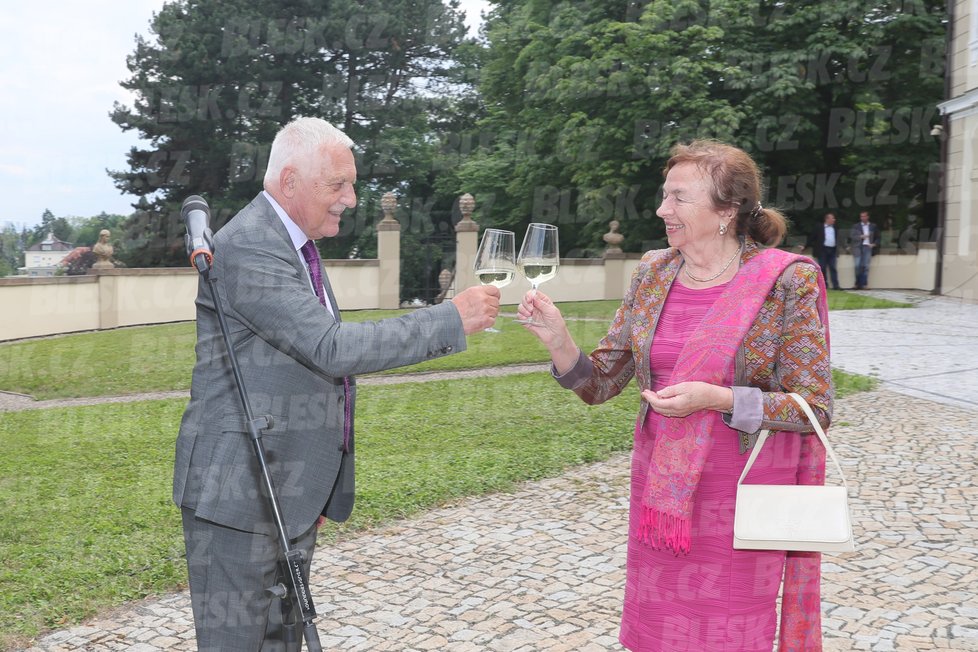 Oslava 77. narozeniny Václava Klause: S manželkou Livií