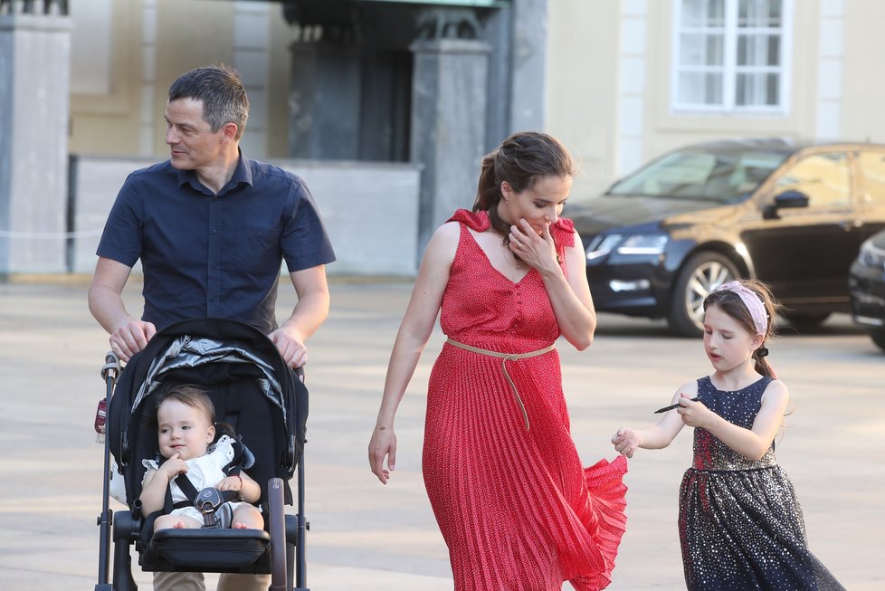 Syn exprezidenta Václava Klause Jan na oslavě s manželkou a dětmi (18.6.2021)