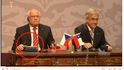 Záběr, který pobavil národ: Klaus se sápe po peru, chilský prezident raději kouká vedle.