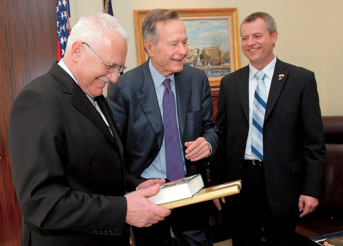 Václav Klaus, George Bush a Petr Kolář, USA, Houston 2007