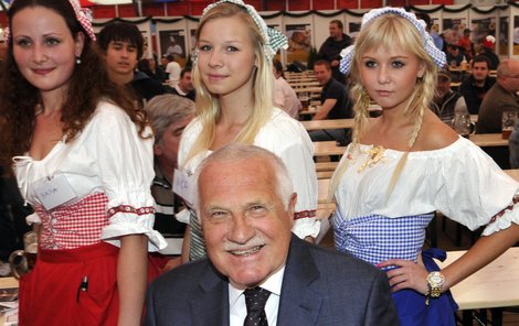 Václav Klaus si návštěvu na pivním festivalu užíval.
