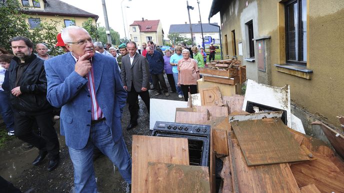 Václav Klaus obhlíží v Hrádku nad Nisou škody, které o víkendu napáchala blesková povodeň