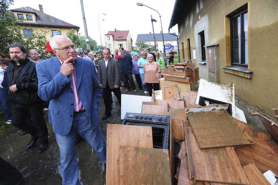 Václav Klaus obhlíží v Hrádku nad Nisou škody, které o víkendu napáchala blesková povodeň