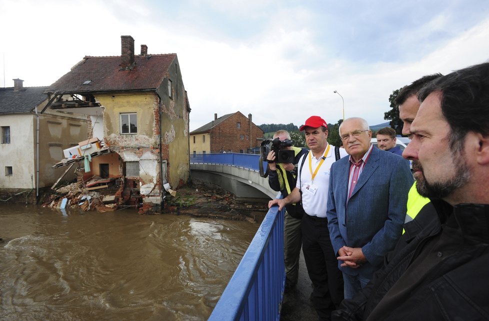 Největší práce bude na samotných lidech, prohlásil Václav Klaus při návštěvě povodněmi postižených oblastí. Kdybyste cokoli potřebovali, dejte vědět, uklidnil však hejtmana Libereckého kraje