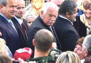 Atentátník střílí na prezidenta Václava Klause, ochranka tomu nevěnuje příliš pozornosti