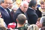 Atentátník střílí na prezidenta Václava Klause, ochranka tomu nevěnuje příliš pozornosti
