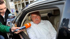 Prezident Václav Klaus po propuštění z Ústřední vojenské nemocnice. Na jeho košili jsou patrné krvavé stopy