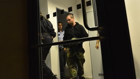 Zadrženého atentátníka odvedla policie k výslechu na středisko v Chrástavě