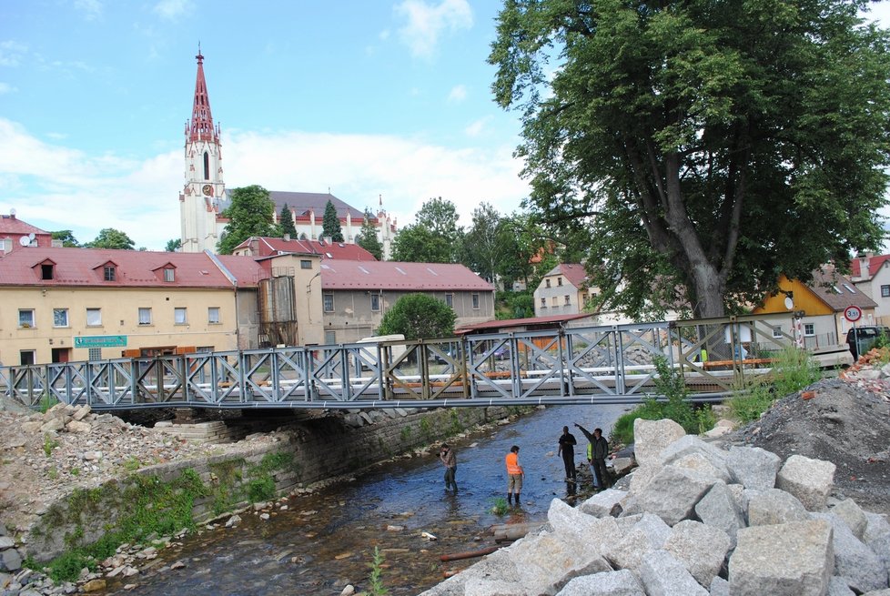 K útoku na prezidenta Václava Klause došlo v Chrastavě, kde povodeň strhla v roce 2010 most a část nábřeží