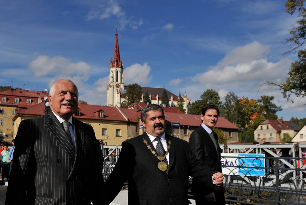 Prezident Václav Klaus zažil v Chrastavě na Liberecku nemilé překvapení: Útok na svou osobu. Uprostřed chrastavský starosta Michael Canov