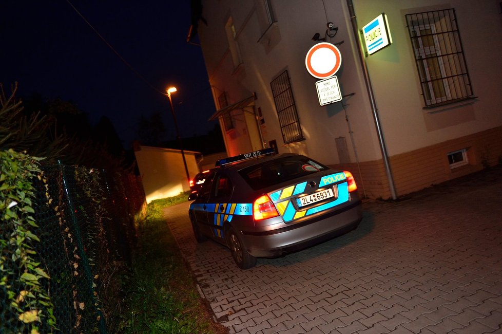 Policejní auto se střelcem, který způsobil obrovský rozruch po útoku na prezidenta Klause