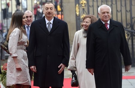 Duben 2012: Václav Klaus s manželkou Livii po boku přivítal v Praze ázerbájdžánského prezidenta Ilhama Alijeva a jeho pohlednou manželku Mechriban
